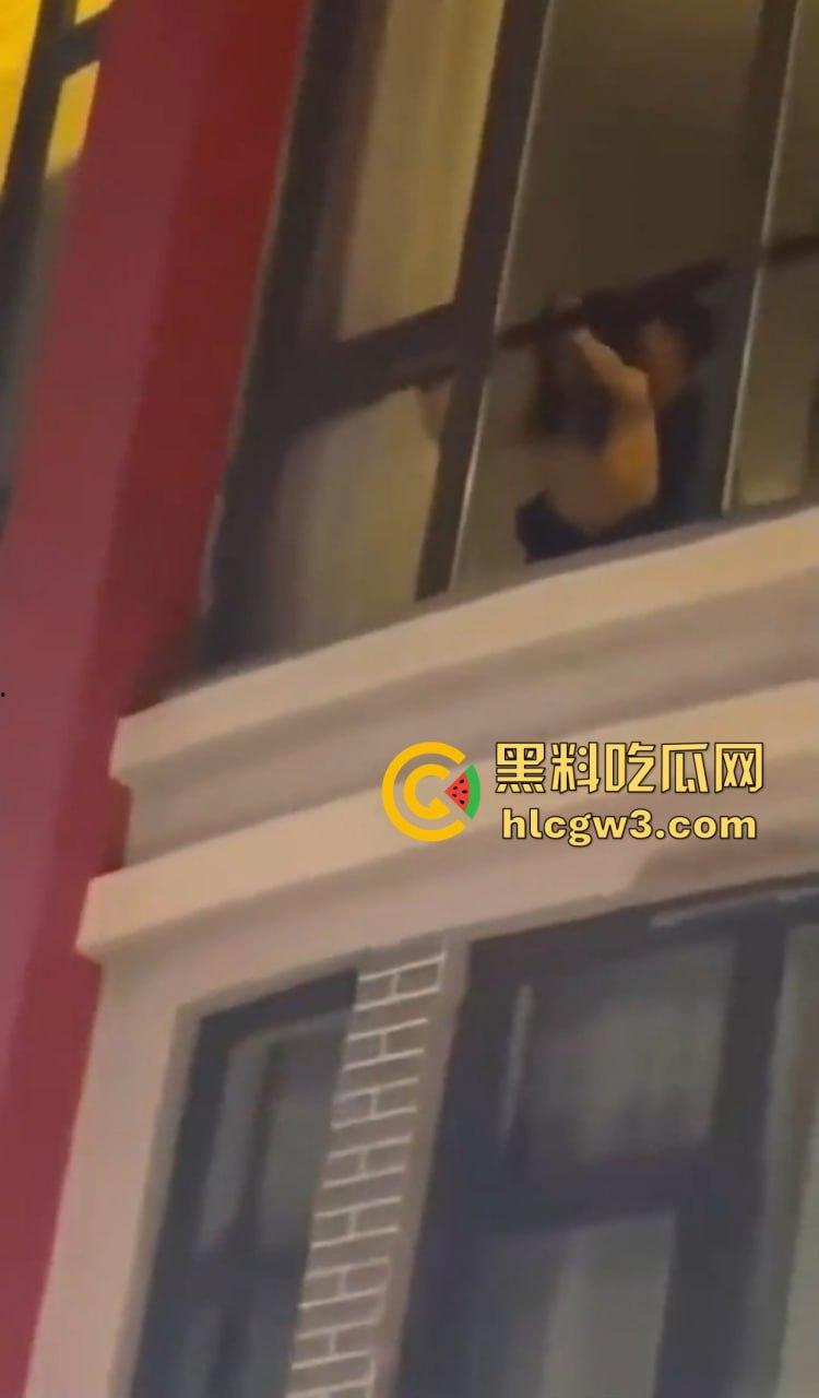 惠州朗曼酒店窗帘不拉直接开干 情侣奶子贴玻璃后入猛操,楼下一群吃瓜群众围观姿势秀到飞起!-2