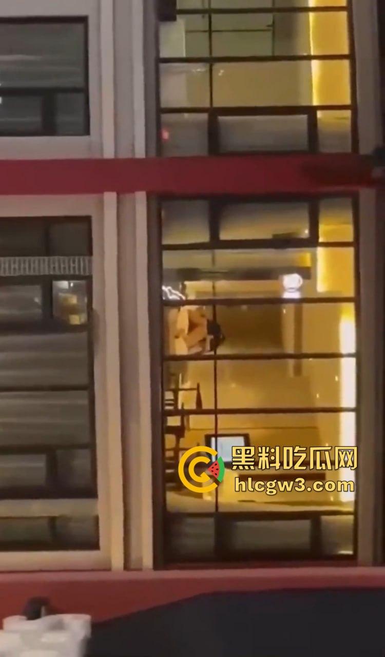 惠州朗曼酒店窗帘不拉直接开干 情侣奶子贴玻璃后入猛操,楼下一群吃瓜群众围观姿势秀到飞起!-3