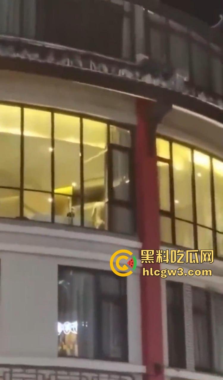 惠州朗曼酒店窗帘不拉直接开干 情侣奶子贴玻璃后入猛操,楼下一群吃瓜群众围观姿势秀到飞起!-9