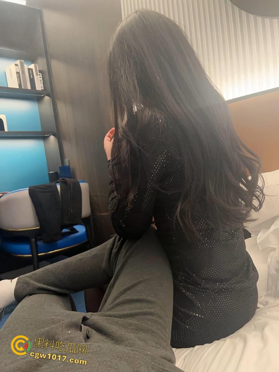 姐姐一边喝奶我就一边摸她奶，直接把姐姐按在地上口交，穿着牛仔长靴对镜后入，水都快喷我脸上来了 ！-3