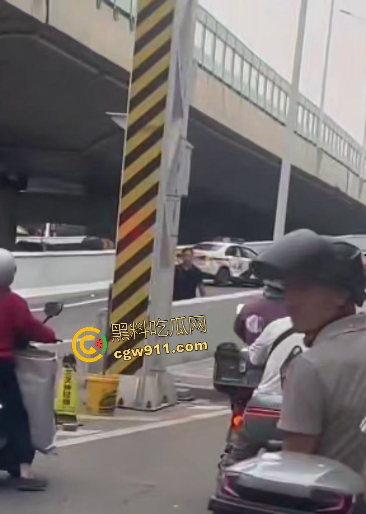 石家庄现实版侠盗飞车!欲跳桥自杀男子反转抢警车狂飙撞飞路人,警方围堵抓捕直接撞烂警车!-5