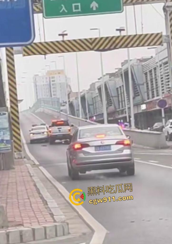 石家庄现实版侠盗飞车!欲跳桥自杀男子反转抢警车狂飙撞飞路人,警方围堵抓捕直接撞烂警车!-6