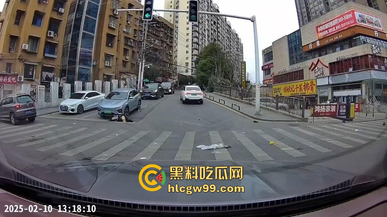 湖南长沙桂花公园地铁站一辆汽车突然闯红灯冲撞行人，人直接躺在地上不动了 头破血流，不会又是报复社会吧！-5