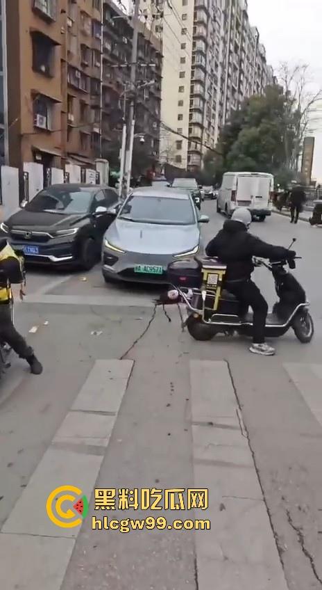 湖南长沙桂花公园地铁站一辆汽车突然闯红灯冲撞行人，人直接躺在地上不动了 头破血流，不会又是报复社会吧！-12