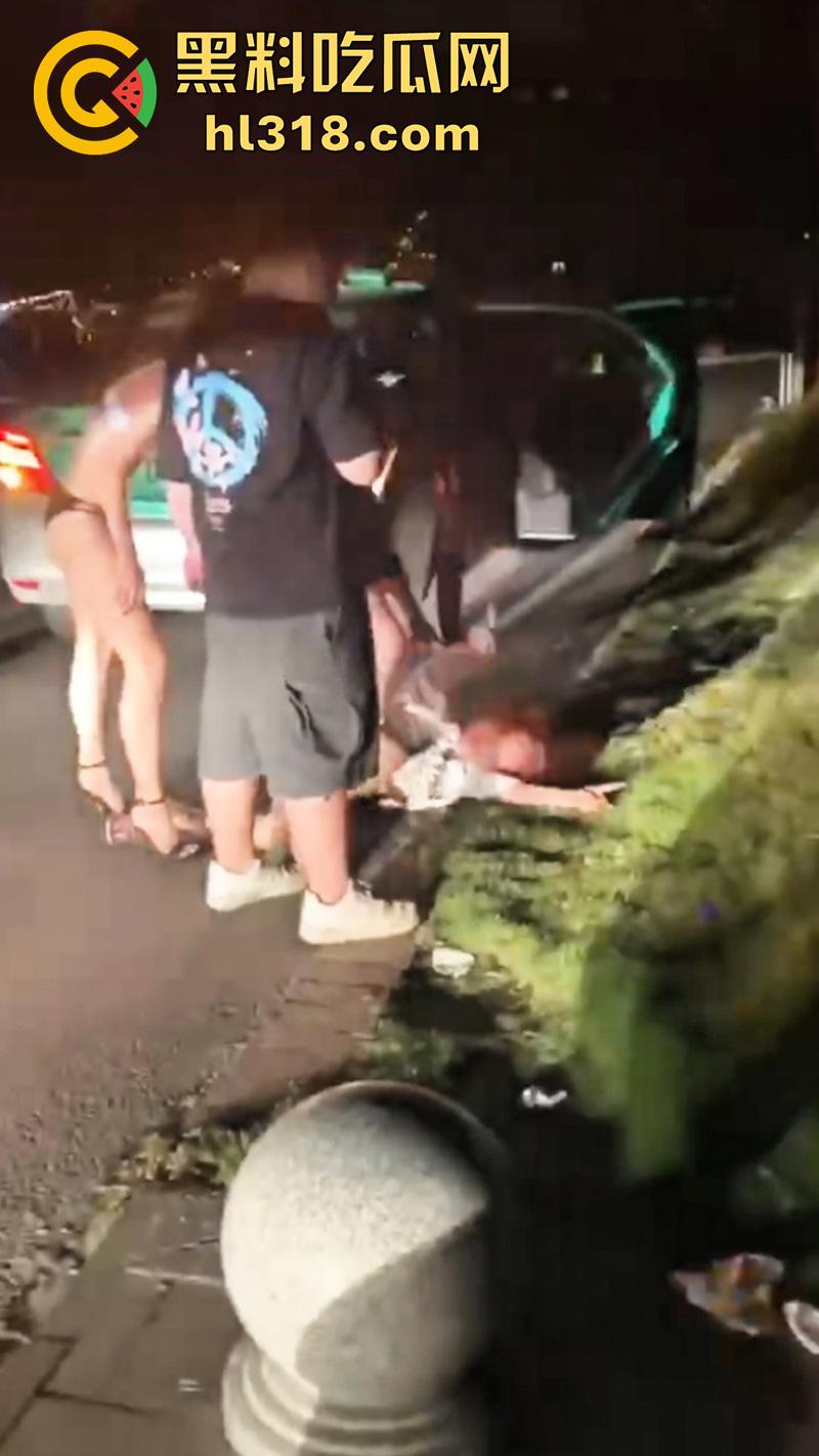 广州夜店女斗殴现场,俩长腿妹爆揍少妇,只穿胸罩内裤看着可真养眼啊,这样的战斗可太爱看了!-3