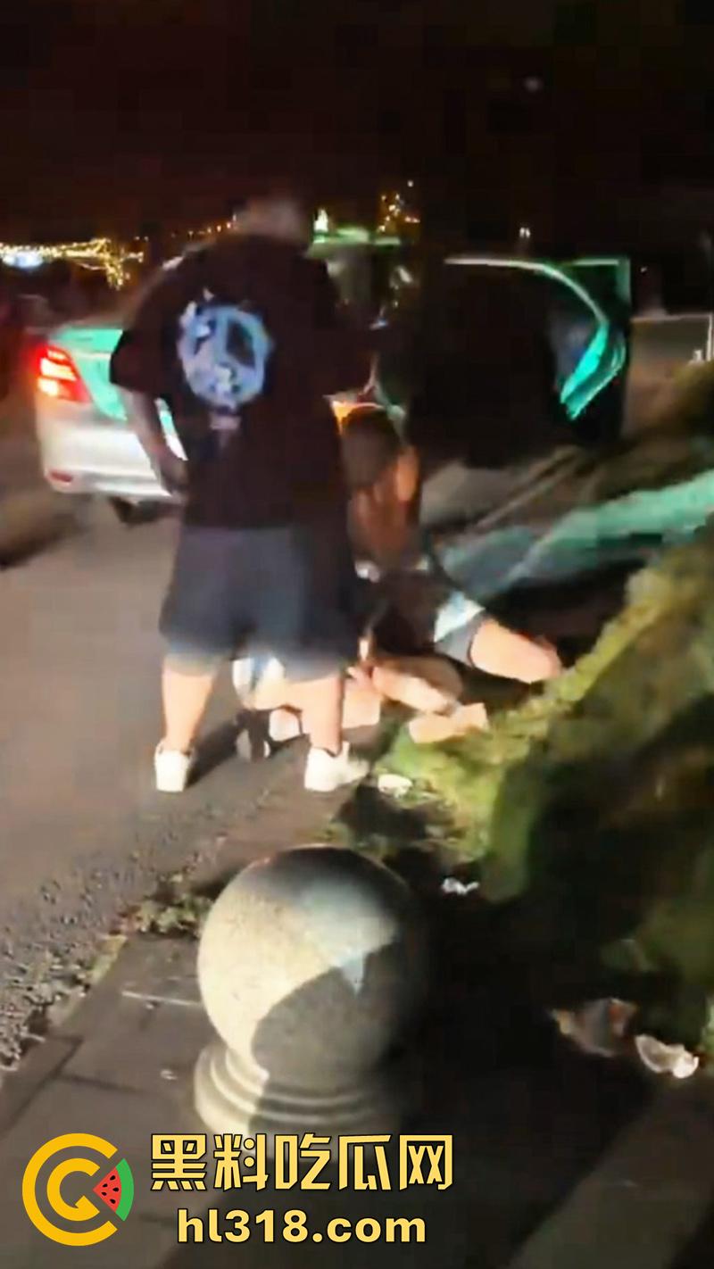 广州夜店女斗殴现场,俩长腿妹爆揍少妇,只穿胸罩内裤看着可真养眼啊,这样的战斗可太爱看了!-5