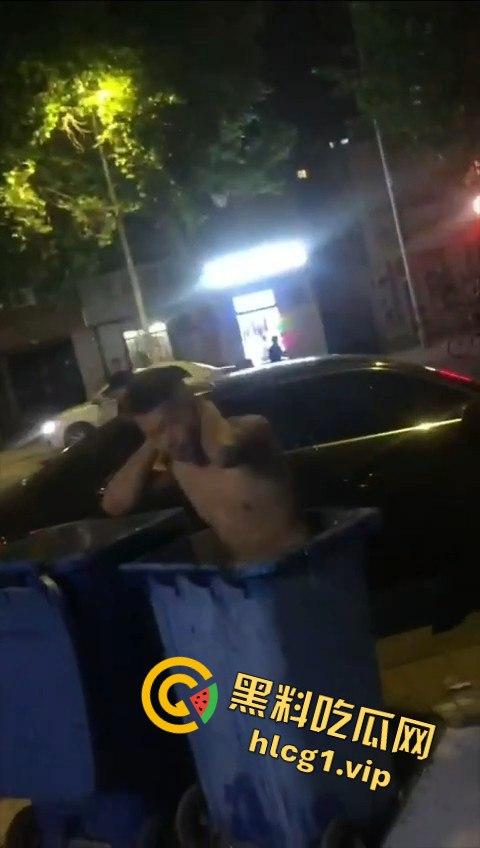 两男子争执升级，刀哥挥菜刀逼近，另一男子秒怂抱头求饶！-11