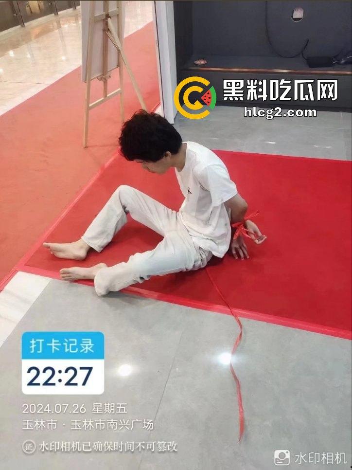 广西玉林南兴广场 精神病男子袭击广场砍人 下死手砍颈动脉 血迹斑斑!致4名小孩受伤!-5