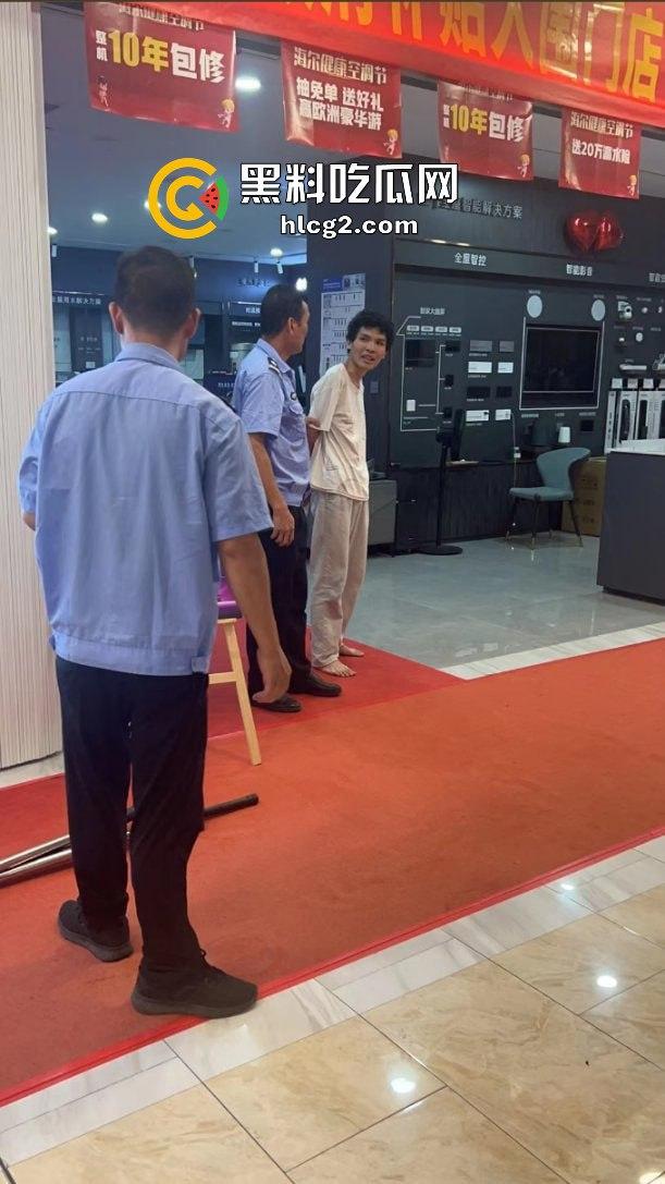 广西玉林南兴广场 精神病男子袭击广场砍人 下死手砍颈动脉 血迹斑斑!致4名小孩受伤!-6