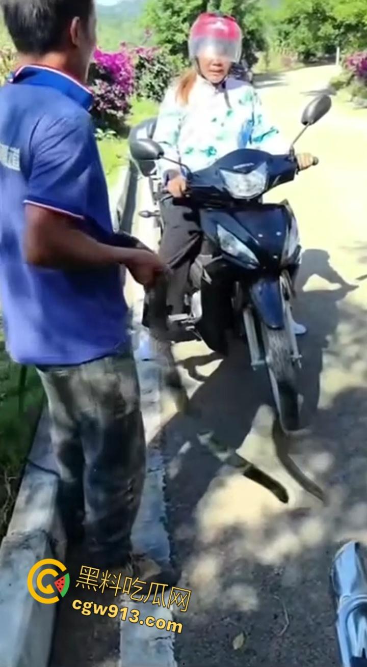 贵州男子徒手玩耍毒蛇,抽烟炫耀套脖子上到处甩,不料却是眼镜王蛇,最终被咬后两个小时死亡 !-5