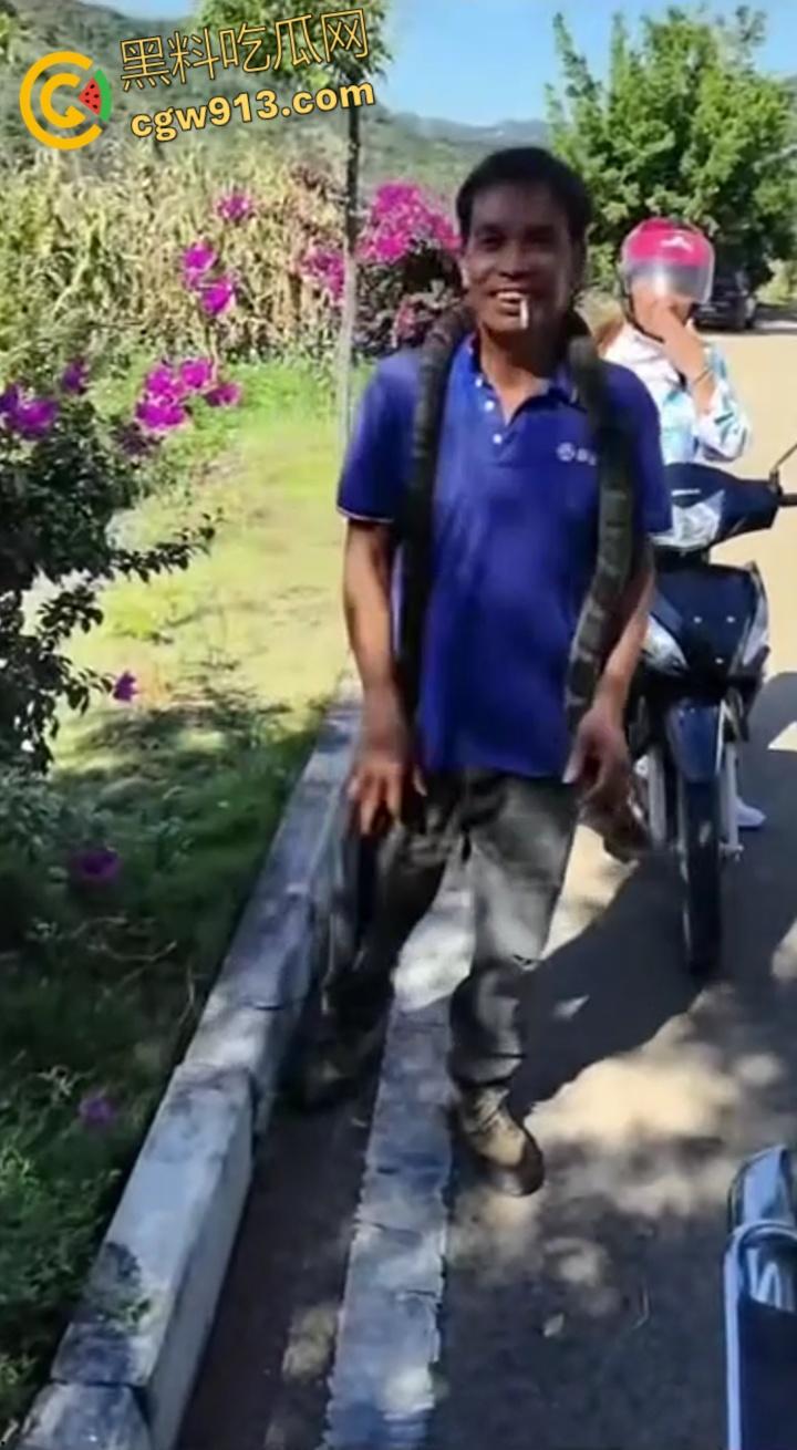 贵州男子徒手玩耍毒蛇,抽烟炫耀套脖子上到处甩,不料却是眼镜王蛇,最终被咬后两个小时死亡 !-6