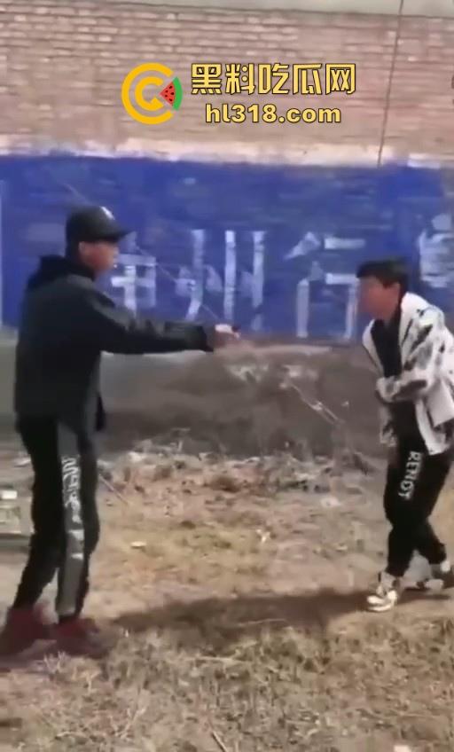 少数民族小学生打架群殴现场曝光，年轻少年手持铁棍殴打，拳打脚踢围追堵截，欺负小朋友啊 ？-4