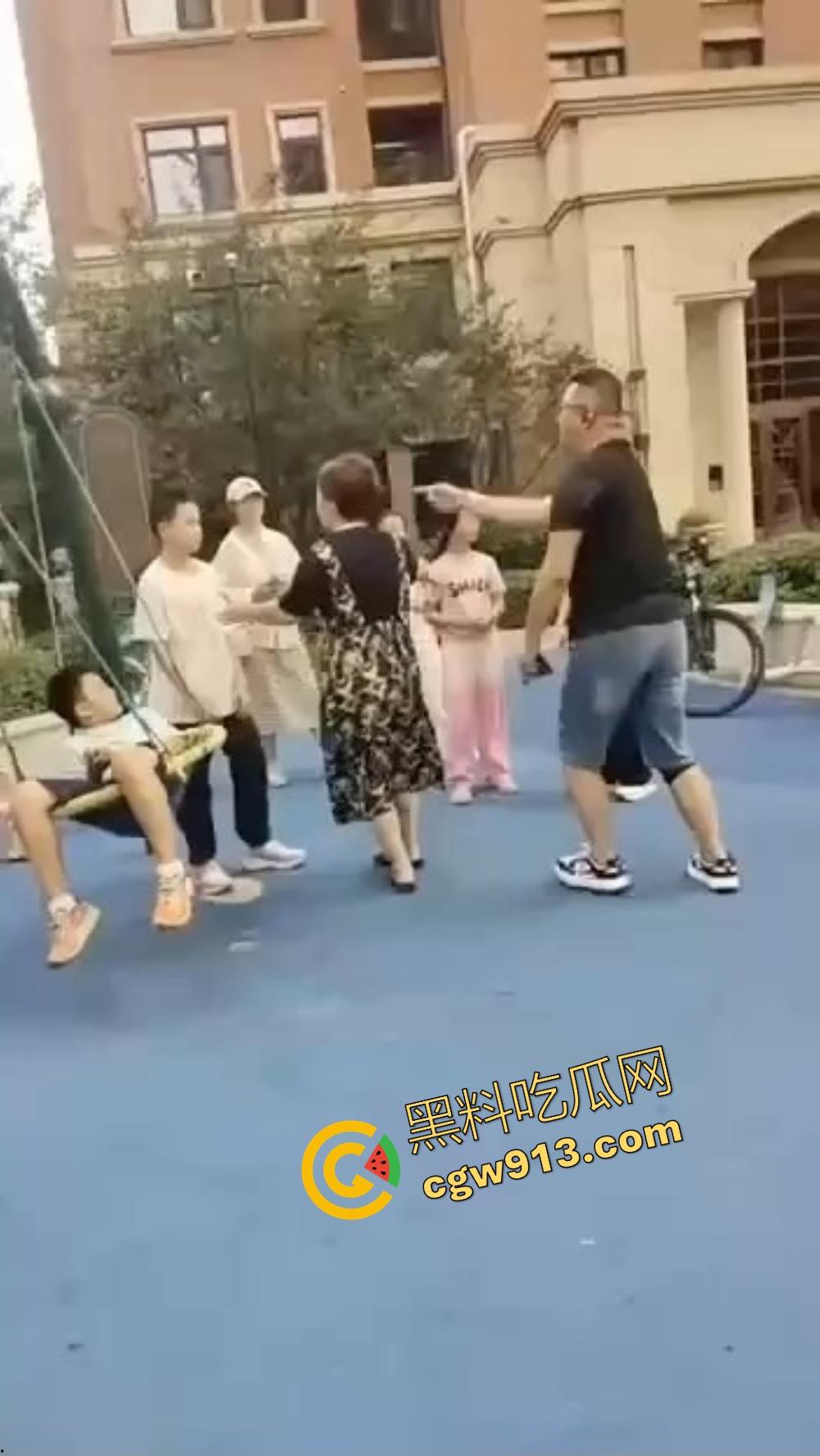 辽宁营口鲅鱼圈丧尽天良,3名成年人小区轮番殴打辱骂孩子,没健身区就撒气?真当无人敢管!-7