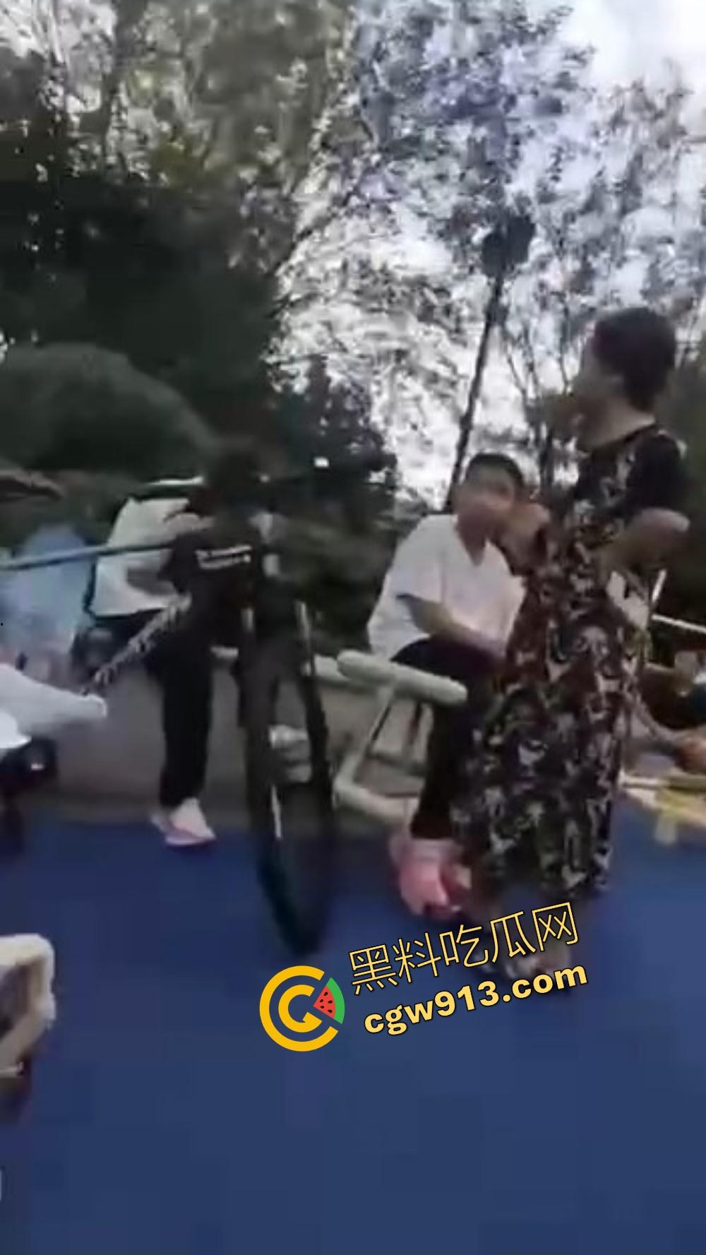 辽宁营口鲅鱼圈丧尽天良,3名成年人小区轮番殴打辱骂孩子,没健身区就撒气?真当无人敢管!-9