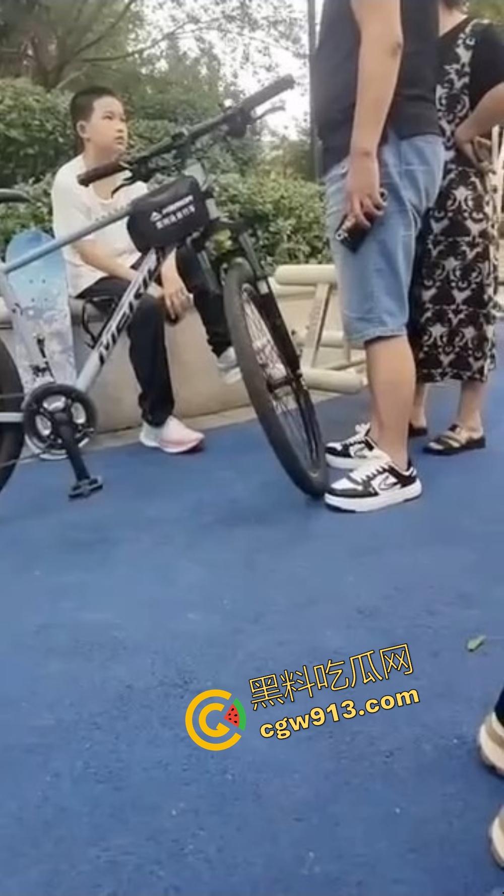 辽宁营口鲅鱼圈丧尽天良,3名成年人小区轮番殴打辱骂孩子,没健身区就撒气?真当无人敢管!-10