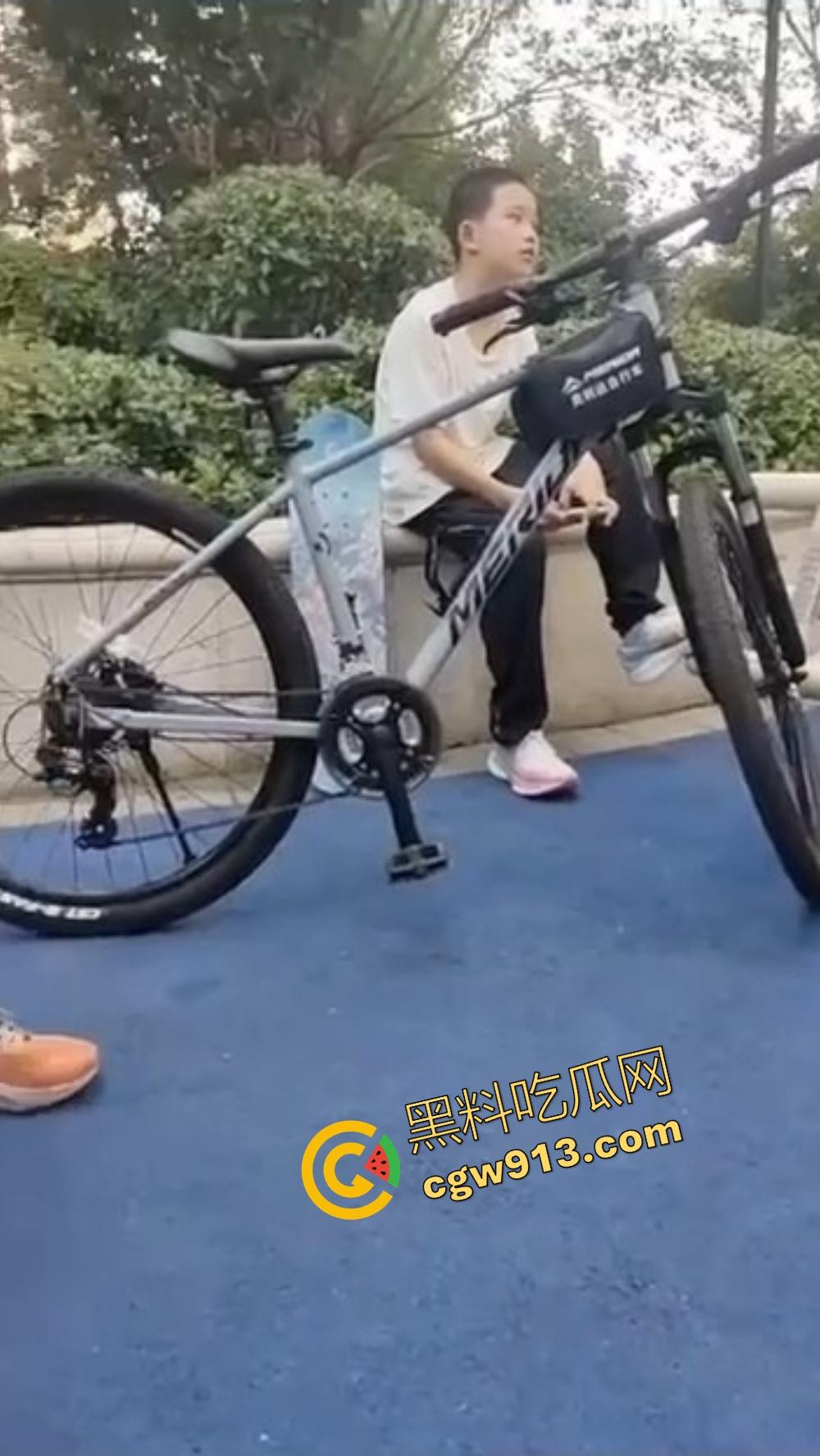 辽宁营口鲅鱼圈丧尽天良,3名成年人小区轮番殴打辱骂孩子,没健身区就撒气?真当无人敢管!-11