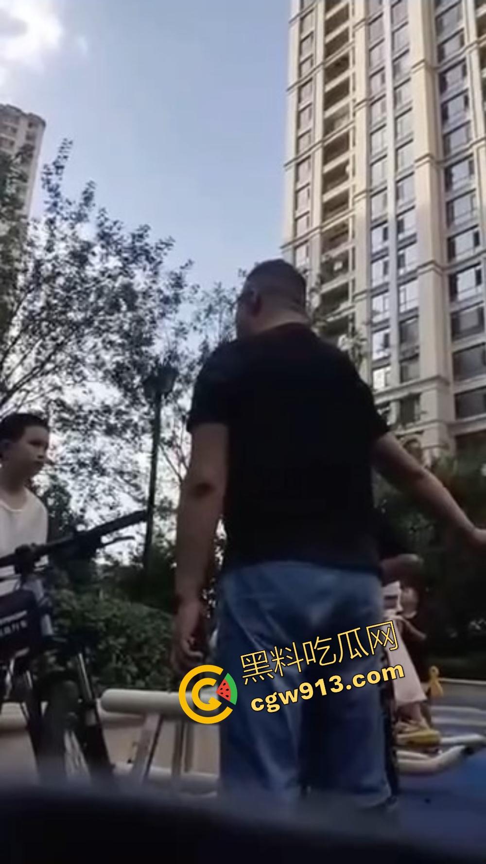 辽宁营口鲅鱼圈丧尽天良,3名成年人小区轮番殴打辱骂孩子,没健身区就撒气?真当无人敢管!-12