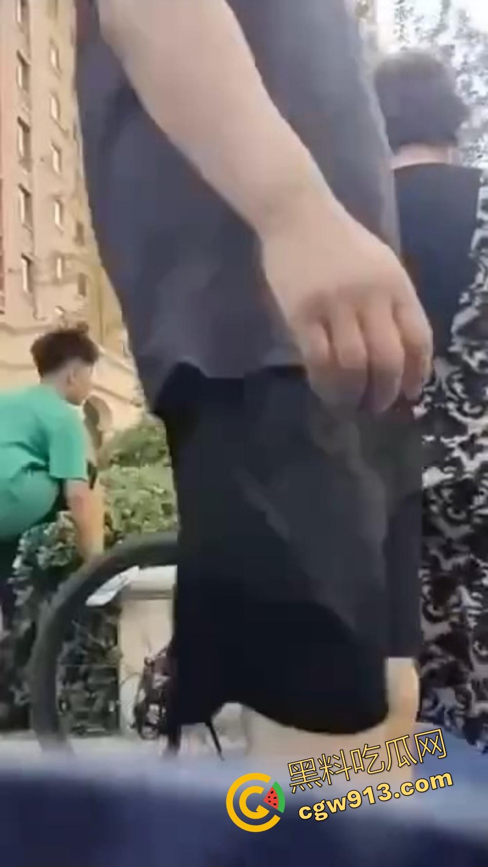 辽宁营口鲅鱼圈丧尽天良,3名成年人小区轮番殴打辱骂孩子,没健身区就撒气?真当无人敢管!-13