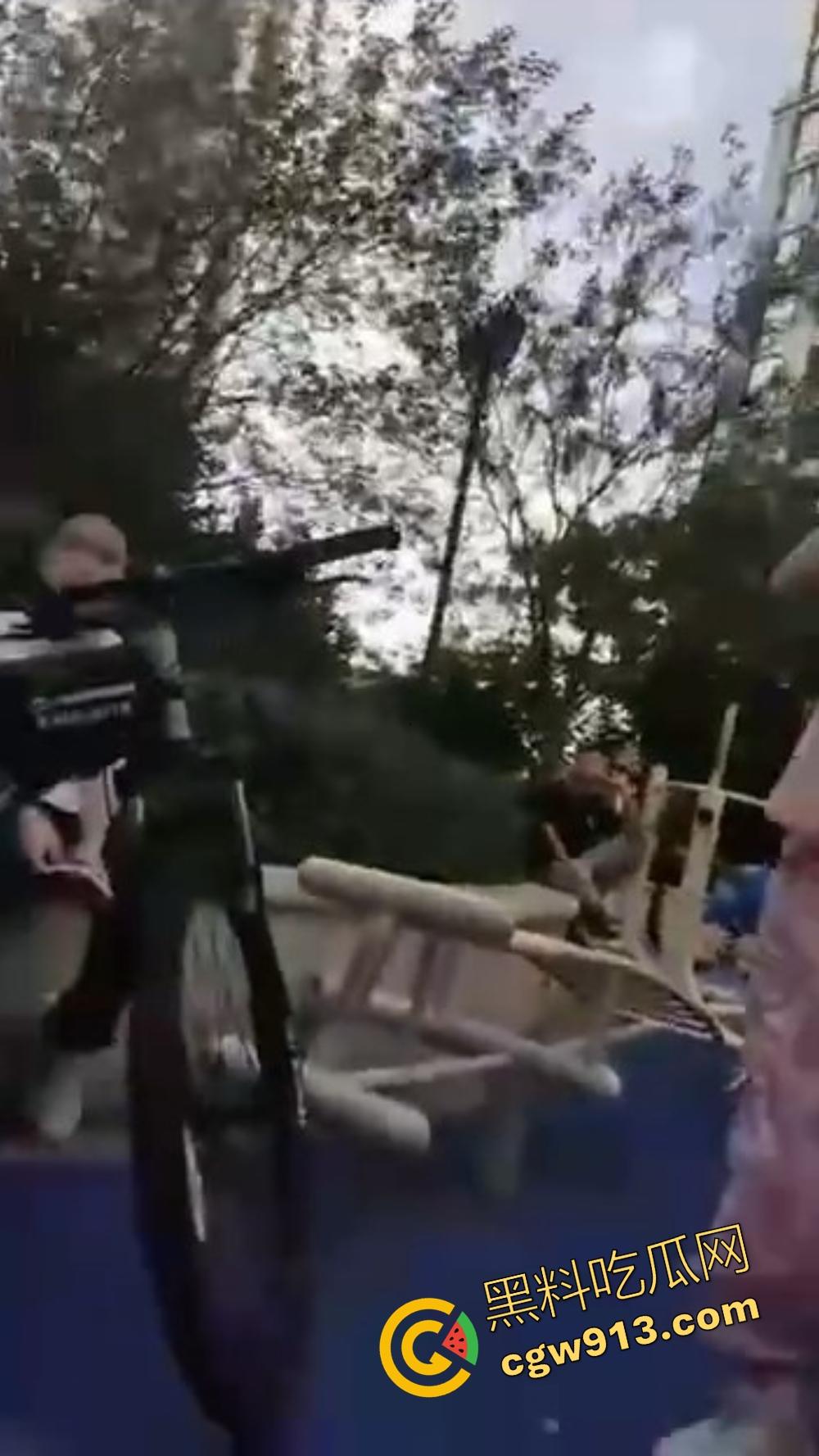 辽宁营口鲅鱼圈丧尽天良,3名成年人小区轮番殴打辱骂孩子,没健身区就撒气?真当无人敢管!-14