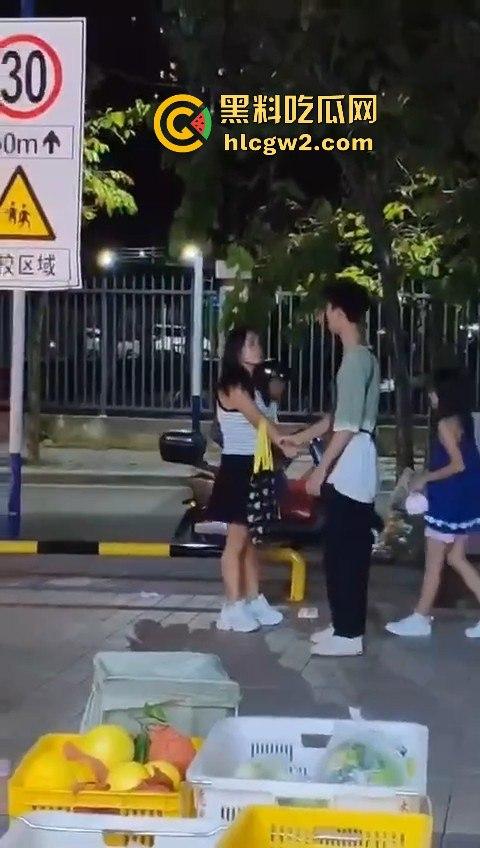 提子不新鲜还是顾客太酸?南沙美女门店撒野,扔提子打店员,抓到警局还咬人!-2