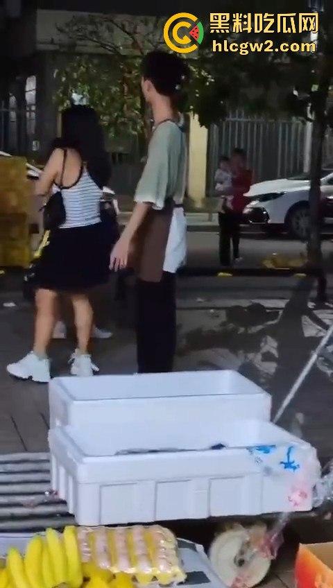 提子不新鲜还是顾客太酸?南沙美女门店撒野,扔提子打店员,抓到警局还咬人!-4