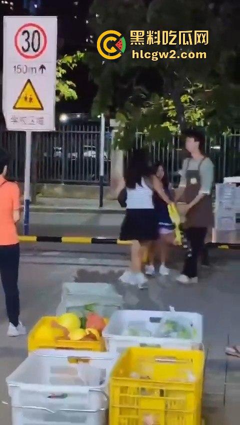 提子不新鲜还是顾客太酸?南沙美女门店撒野,扔提子打店员,抓到警局还咬人!-6