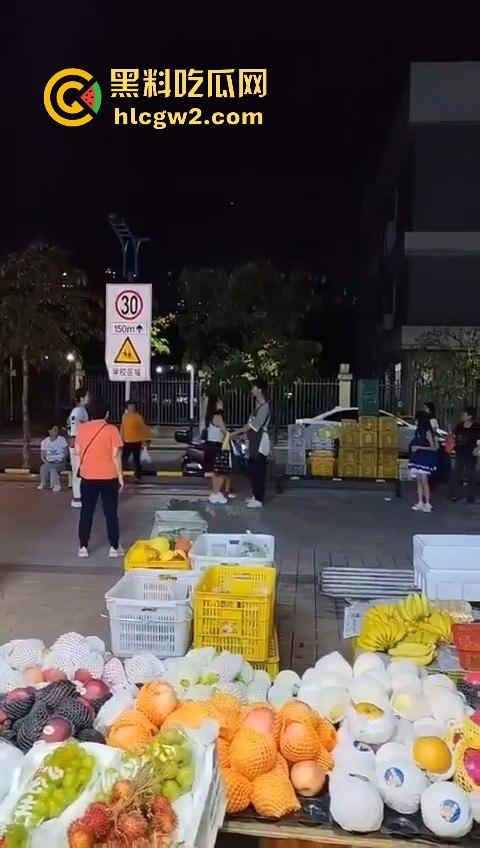 提子不新鲜还是顾客太酸?南沙美女门店撒野,扔提子打店员,抓到警局还咬人!-7