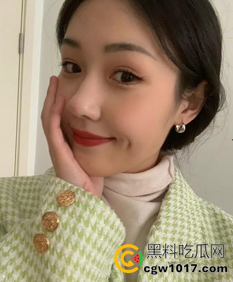 北京海淀职业技术学院【吴琇媮】，20岁高颜值嫩妹女神，一对啵啵摇摇欲坠，捧着杯子接主人尿后喝下，视频被曝光全校！-2