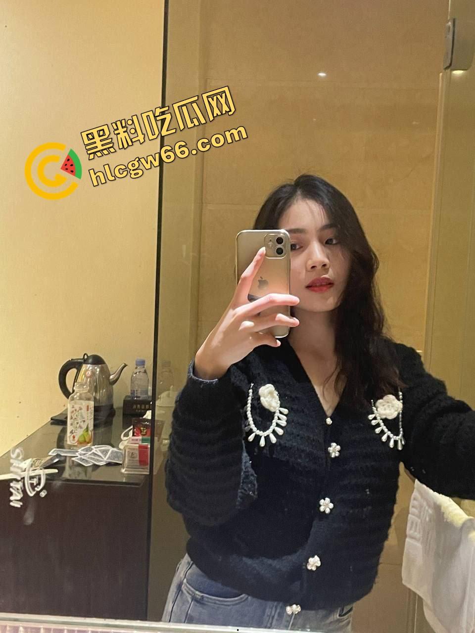 北京反差婊老师【高芳敏】从补课斯文女变老浪货，离婚十多年骚成破洞，轮操松得挂乳环拳交在即！-1