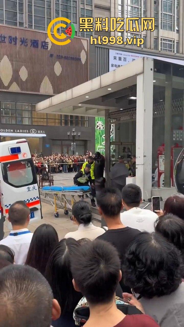 一瓶水引发的血案!重庆男子街头持刀砍人,众人围观腿软,警方还原真相让人唏嘘!-19