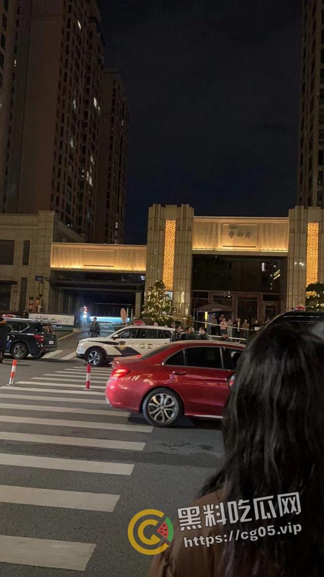 温州鹿城区地下车库发生爆炸 因欠债报复一男子腿被炸断 现场围满特警 警匪大片既视感 现场画面曝光-1