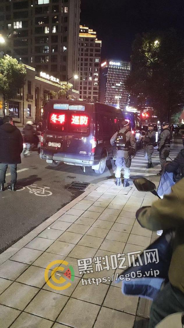 温州鹿城区地下车库发生爆炸 因欠债报复一男子腿被炸断 现场围满特警 警匪大片既视感 现场画面曝光-3