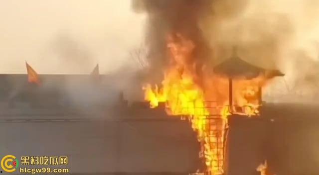 假戏成真，开封清明上河园表演节目《东京保卫战》炮位偏移引起大火，网友直呼票值了-1