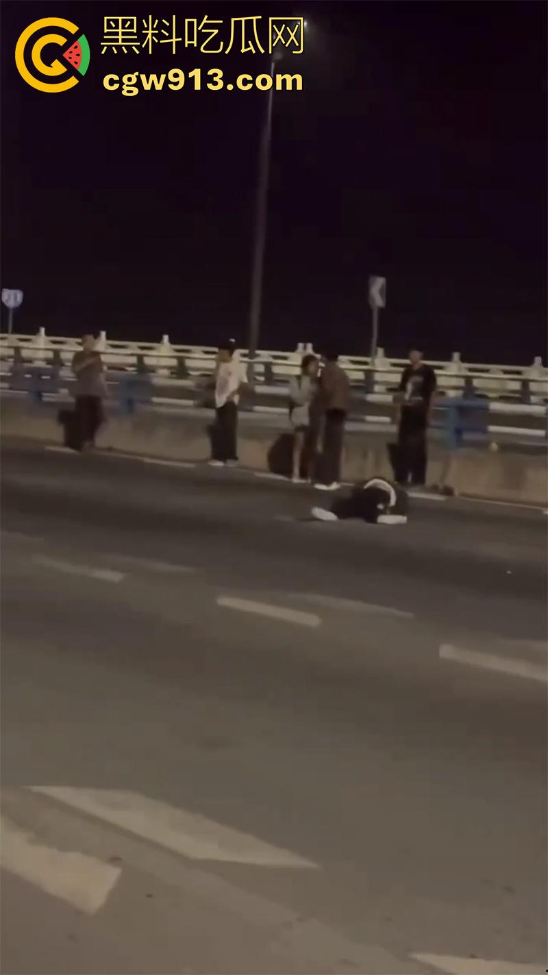 又有两个骑士挂了,女骑喝多叫舔狗来骑车,结果舔狗为装逼,让女神高看自己一眼,飞速飙车飞出当场死亡!-4