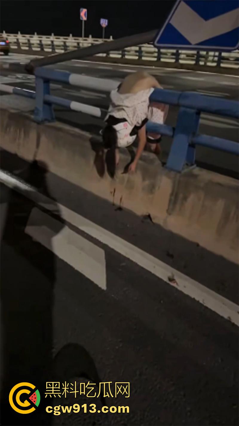 又有两个骑士挂了,女骑喝多叫舔狗来骑车,结果舔狗为装逼,让女神高看自己一眼,飞速飙车飞出当场死亡!-5