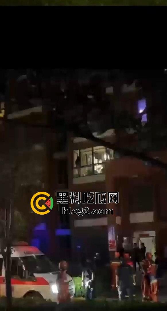 偷情中途翻窗不慎摔下引发大骚动!消防员紧急出动,小区吃瓜群众围观全过程!-3