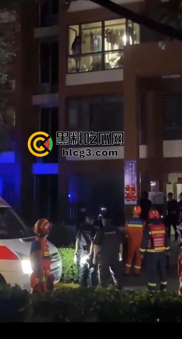 偷情中途翻窗不慎摔下引发大骚动!消防员紧急出动,小区吃瓜群众围观全过程!-4