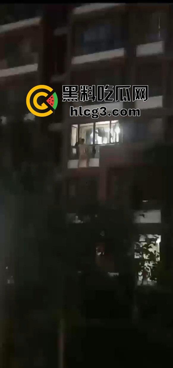 偷情中途翻窗不慎摔下引发大骚动!消防员紧急出动,小区吃瓜群众围观全过程!-8