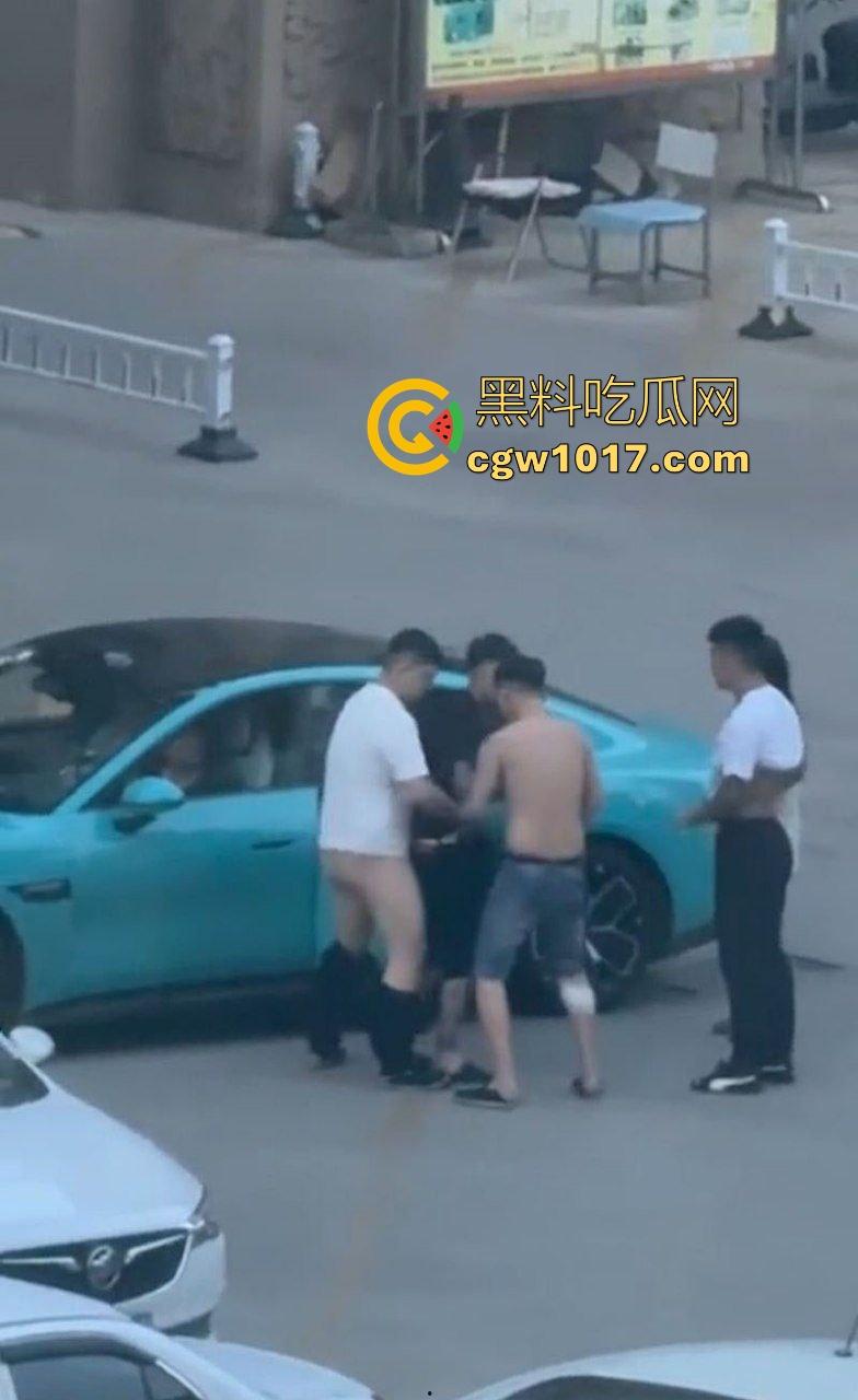 蓝色小米SU7男同野战视频曝光,光天化日俩男在车头大战,后入翘臀猛怼狂干,完全无视围观人异样眼光,小米SU7车震首选!-5
