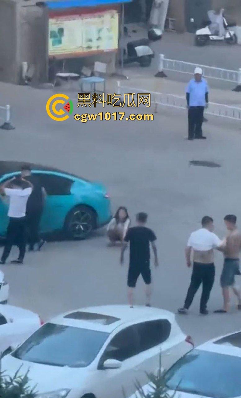 蓝色小米SU7男同野战视频曝光,光天化日俩男在车头大战,后入翘臀猛怼狂干,完全无视围观人异样眼光,小米SU7车震首选!-6