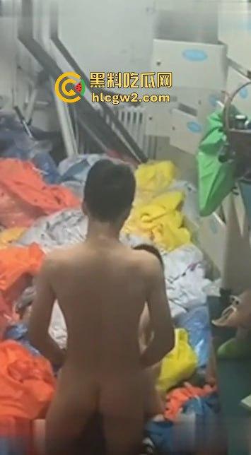 大连市第24中学两学生仓库做爱被偷拍！被同学抓拍两人尴尬瞬间，表情呆萌传遍全市，副校长也看了！-7