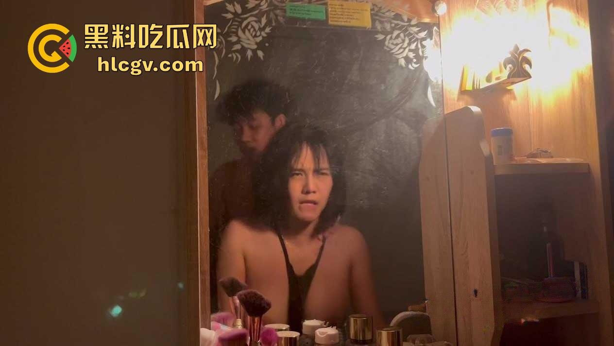 泰国极品巨乳嫩妹【jijik】遭渣男泄密！身材爆表，奶子又大又挺，激情时表情风骚叫声不断！-6