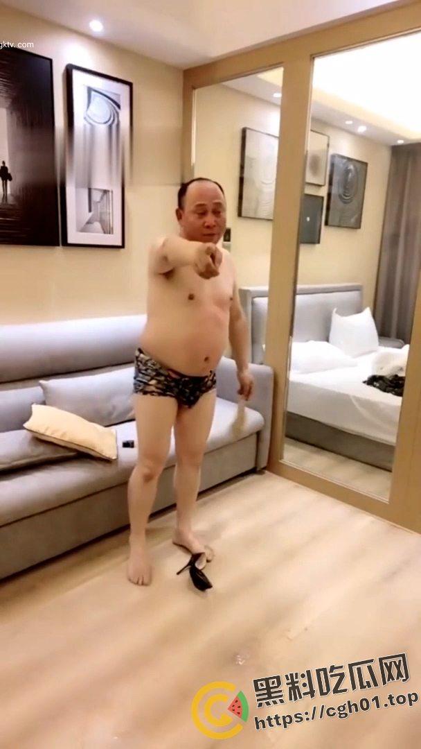 SM翻车现场！M大叔玩不起 当场急眼打起来了 你个公狗M怎么还把主人的胸罩撕烂了呢-12