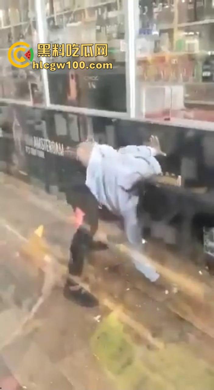 黑妹骚操作放尿全程公开,姿势熟练到让人看呆,完事还知道擦一擦,这骚劲真是让人服了!-5