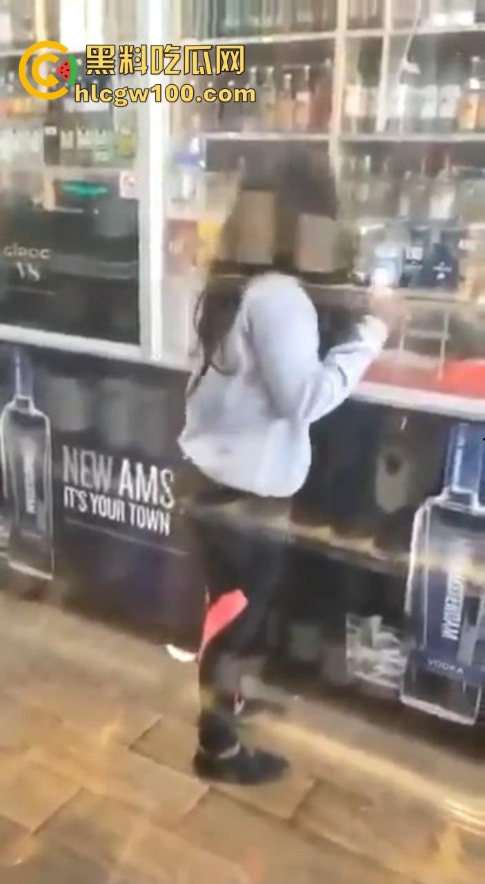 黑妹骚操作放尿全程公开,姿势熟练到让人看呆,完事还知道擦一擦,这骚劲真是让人服了!-9