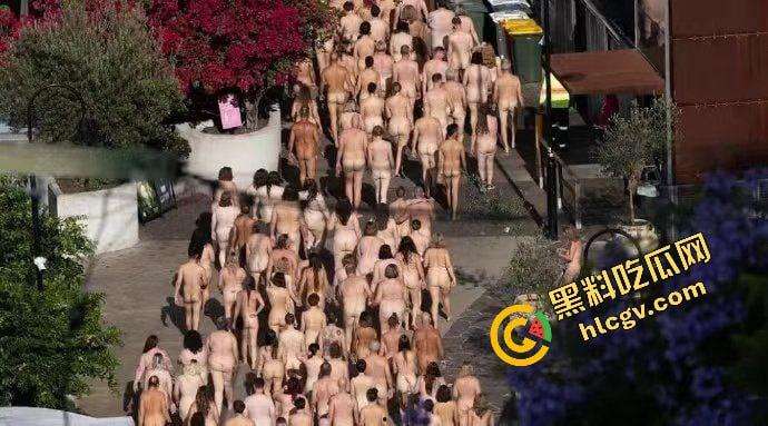澳大利亚炸裂事件!5000多名全裸男女裸体出行布里斯班故事桥 摆各种姿势 其中一名孕妇自慰自拍泄密 独家流出!-2