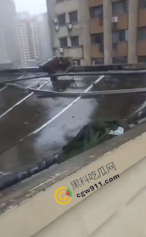 国庆悲剧!江苏东海名家厨房酒店屋顶崩裂,四人被埋碎石堆中血肉模糊,救援现场血腥惊魂!-3