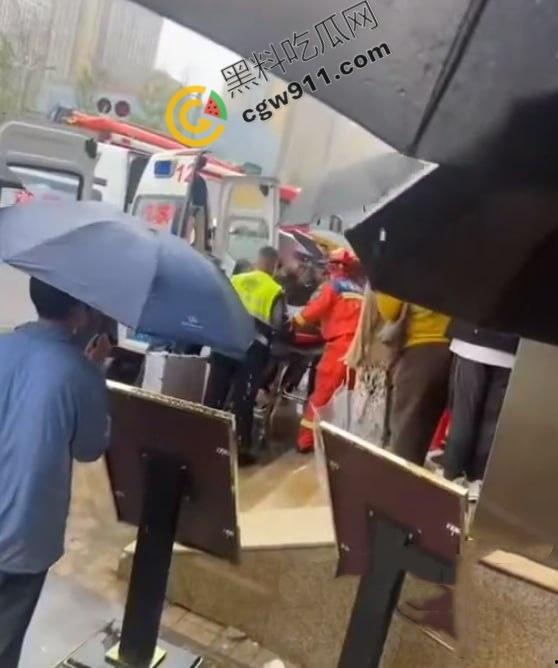 国庆悲剧!江苏东海名家厨房酒店屋顶崩裂,四人被埋碎石堆中血肉模糊,救援现场血腥惊魂!-6