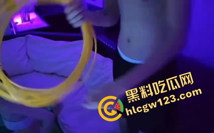 有钱人的游戏怎么玩？海南泳池派对套圈不套礼物套比基尼骚逼，一圈一个骚鸡，水面上全是浪叫声！-1