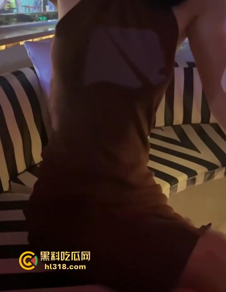 性感御姐酒吧发情，被带去厕所爆操，极品反差小骚货撅着屁股等待怜悯爱抚，被后入狂抠到高潮淫乱无比！-1